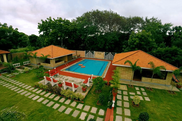 Property,Swimming pool,Grass,House,Leisure,Land lot,Building,Leisure centre,Home,Backyard