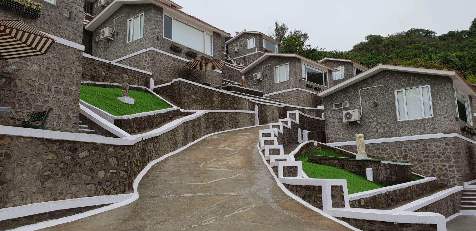 Residential area,Property,Home,House,Building,Real estate,Neighbourhood,Architecture,Tree,Estate