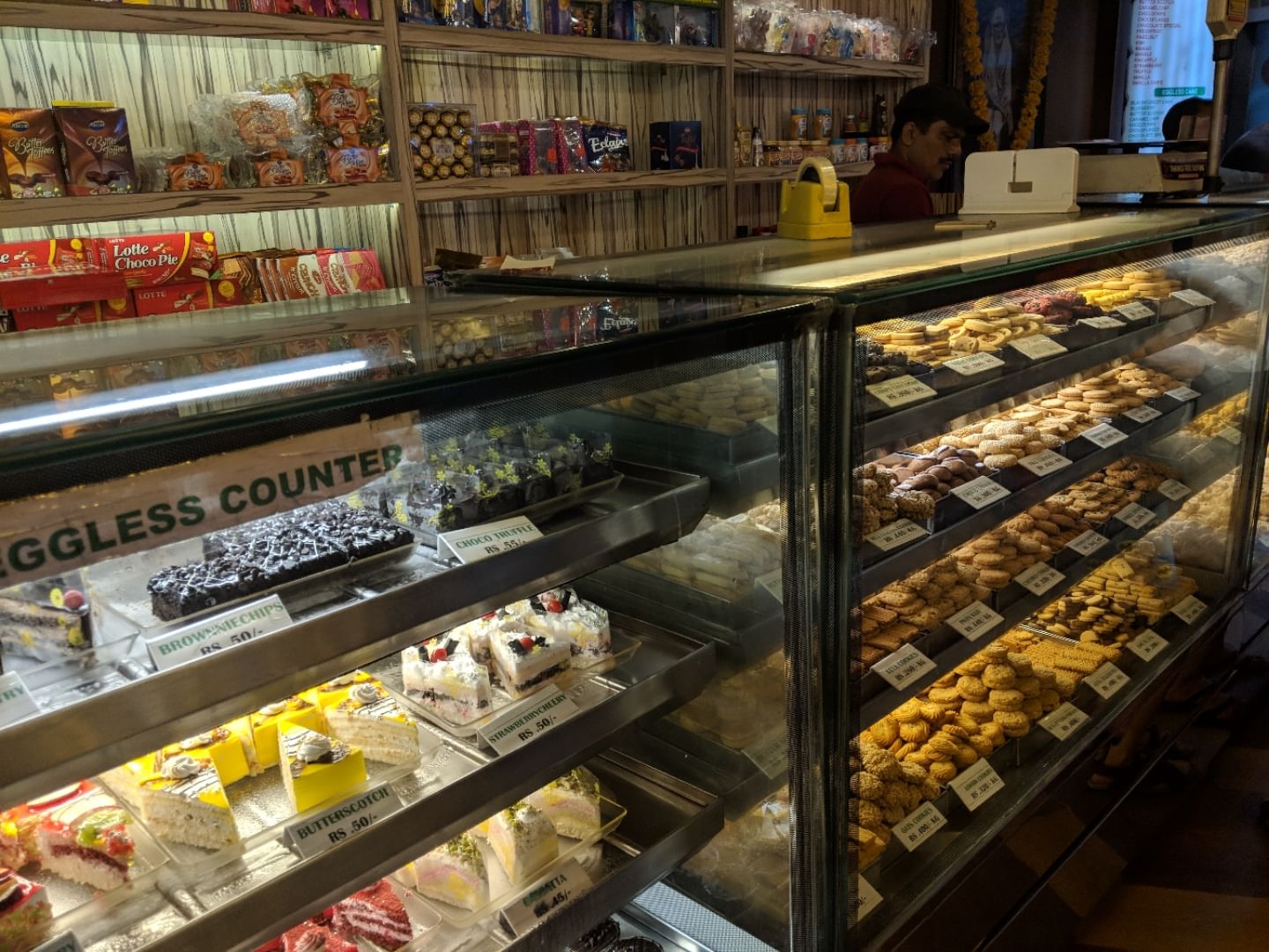 Bakery,Grocery store,Pâtisserie,Delicatessen,Supermarket,Display case,Food,Retail,Pastry,Building