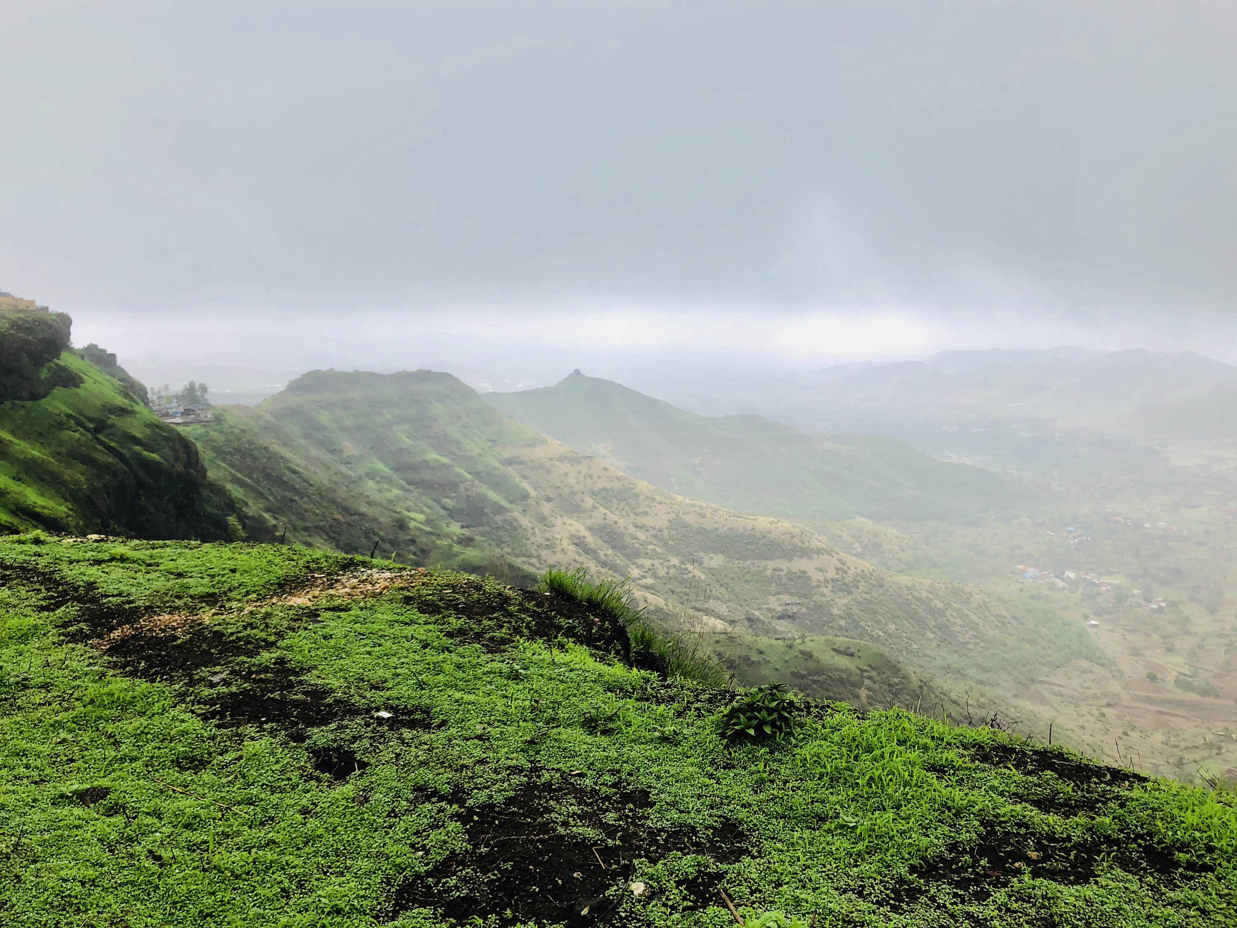 Hill station,Mountainous landforms,Vegetation,Highland,Nature,Green,Mountain,Atmospheric phenomenon,Sky,Natural landscape