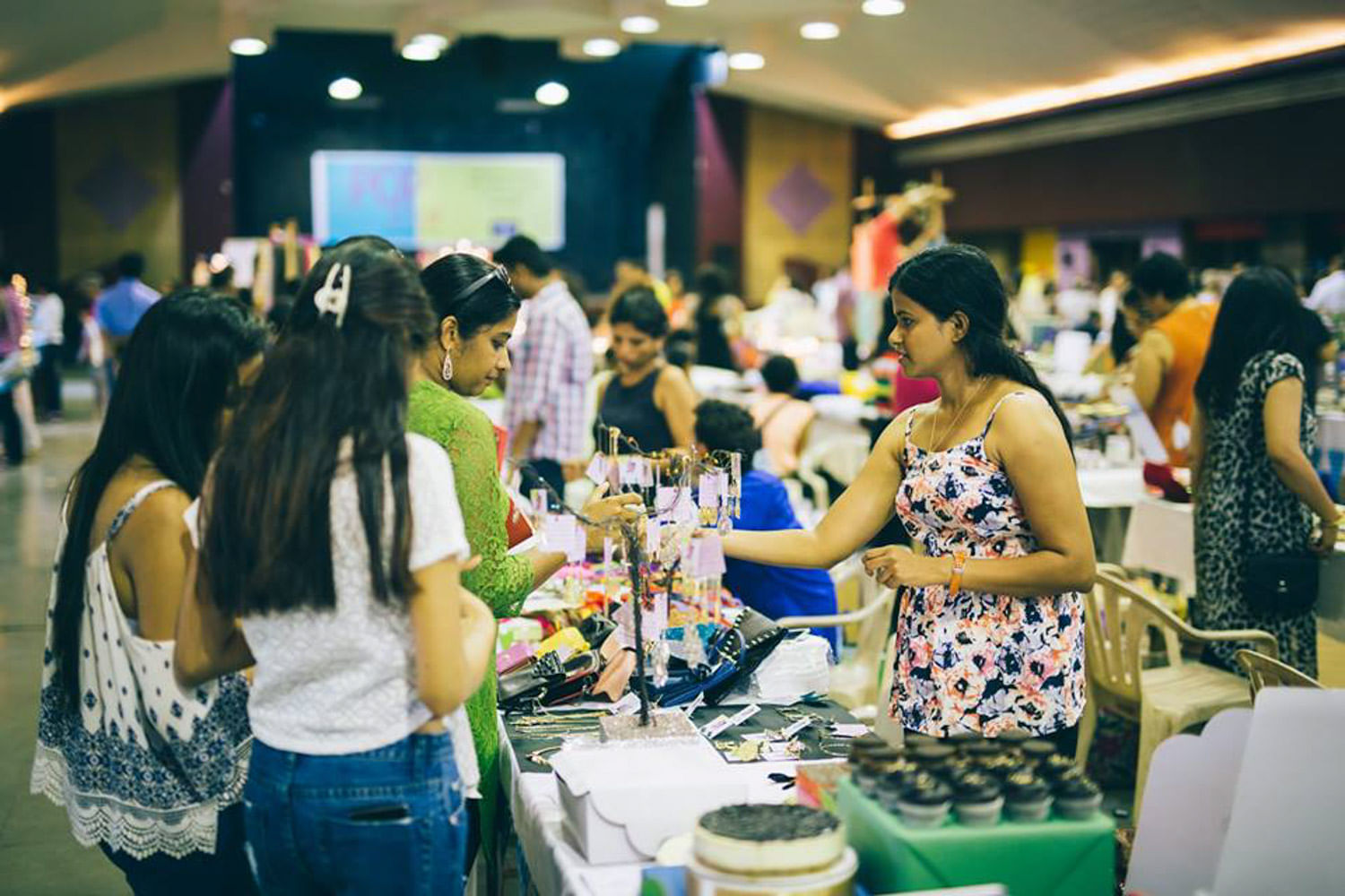 Yellow,Event,Snapshot,Fashion,Design,Fun,Party,Banquet,Crowd,Function hall