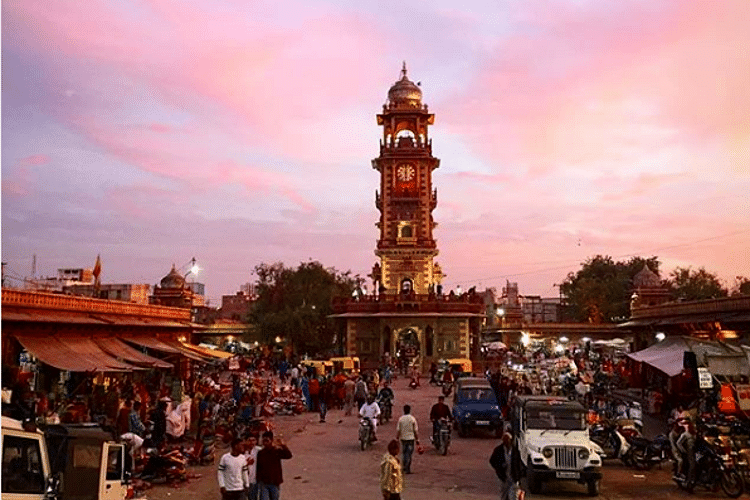 Landmark,Tower,Public space,City,Pagoda,Sky,Building,Tourism,Temple,Crowd