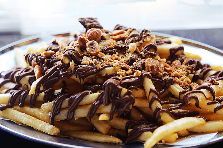 Dish,Food,Cuisine,Ingredient,Açaí na tigela,Chocolate syrup,Frozen dessert,Ice cream,Sundae,Produce