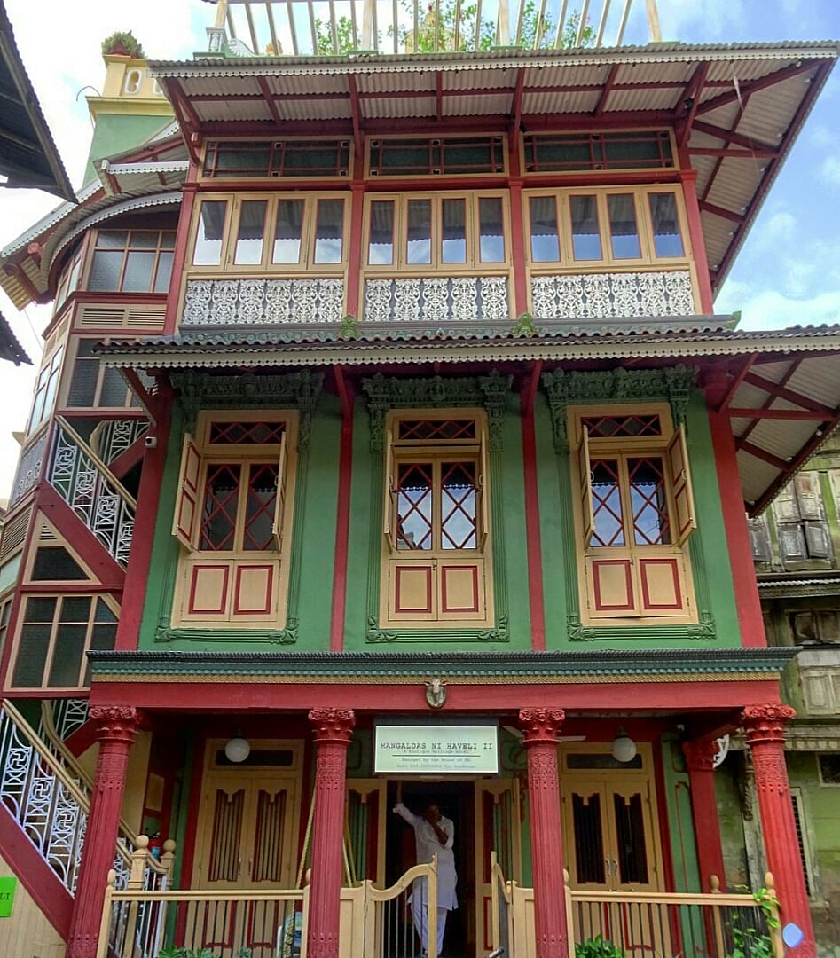 Building,Architecture,House,Property,Facade,Balcony,Home,Chinese architecture,Window,Historic house