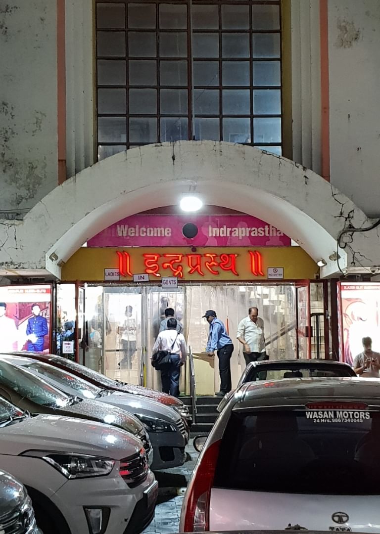 Vehicle,Car,Mid-size car,Architecture,Automotive exterior,Building,Automotive lighting,Sport utility vehicle,Mitsubishi outlander,City