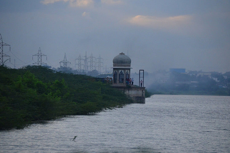 Water,Atmospheric phenomenon,Sky,River,Landmark,Waterway,Sea,Architecture,Lake,Mist