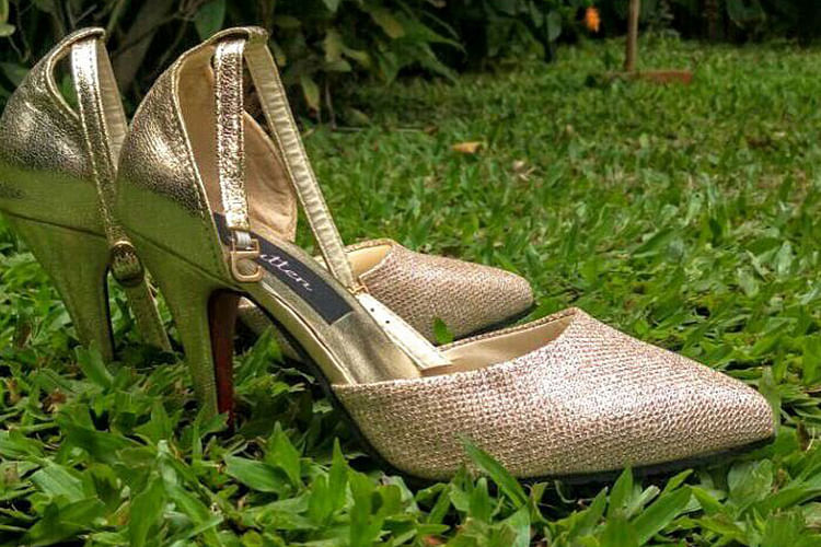 Footwear,Shoe,Grass,High heels,Sandal,Slingback,Basic pump,Plant,Bridal shoe