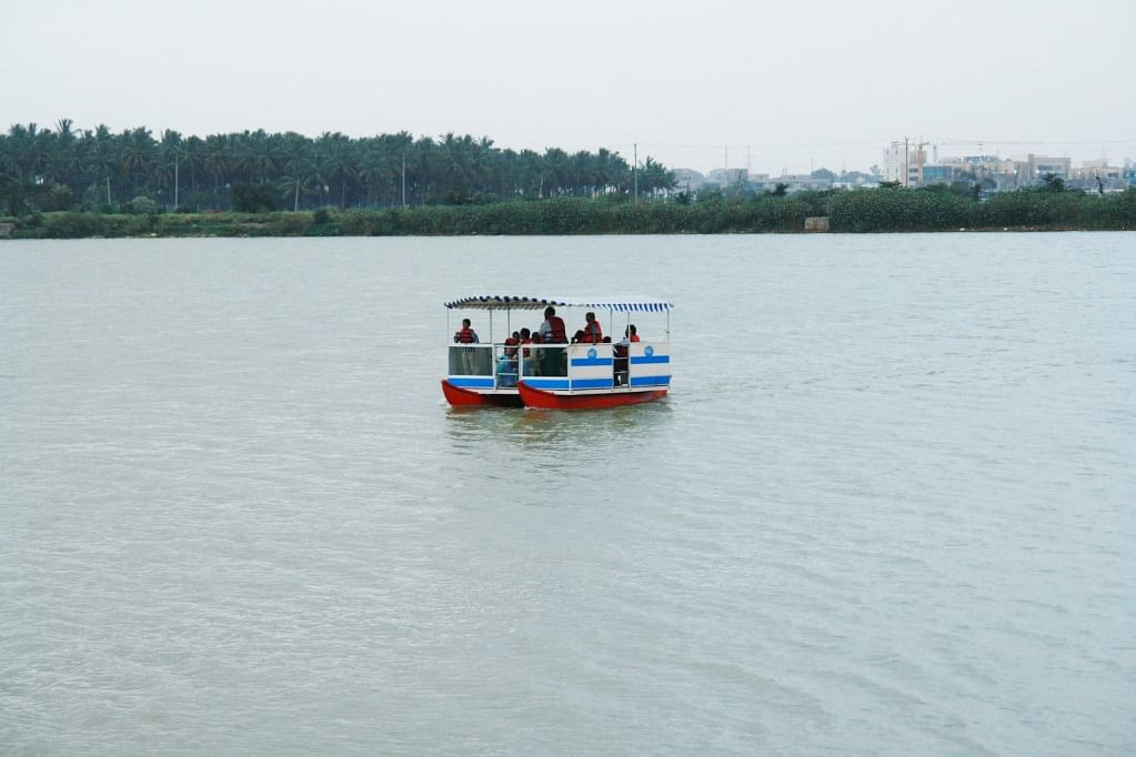 Water transportation,Mode of transport,Vehicle,Boat,Transport,Waterway,River,Lake,Watercraft,Reservoir