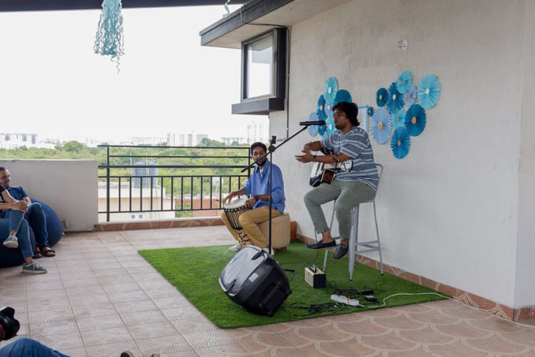 Street performance,Musician,Musical instrument,Leisure,String instrument,Tourism