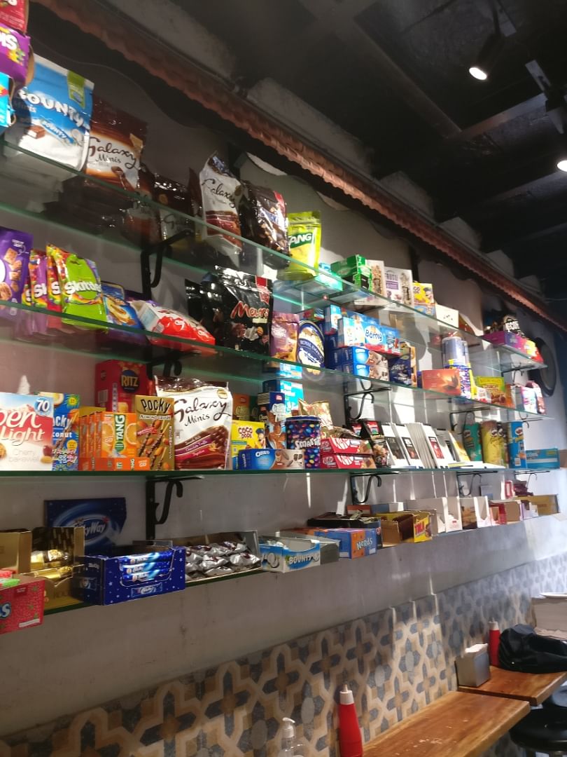 Convenience store,Supermarket,Retail,Building,Grocery store,Collection,Outlet store,Pantry,Shelf,Toy