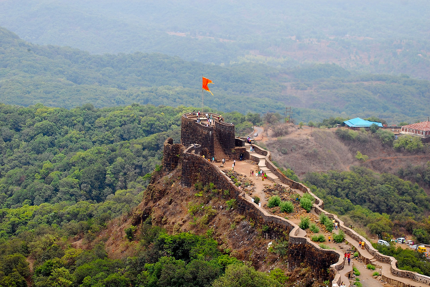 Hill station,Vegetation,Mountainous landforms,Geological phenomenon,Hill,Mountain,Ridge,Rock,Landscape,Tourism