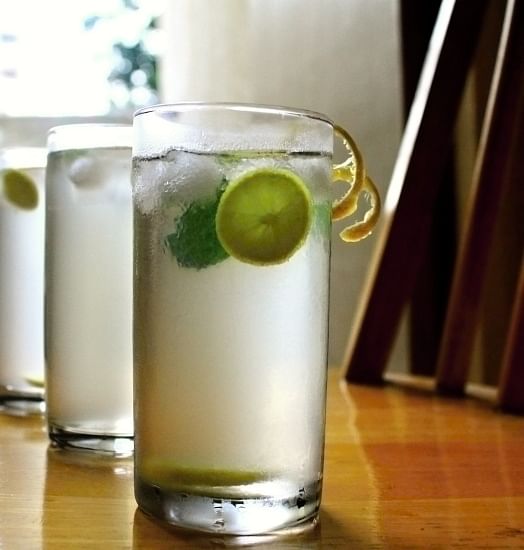 Drink,Limonana,Highball glass,Lemonsoda,Tom collins,Alcoholic beverage,Rickey,Limeade,Non-alcoholic beverage,Sour