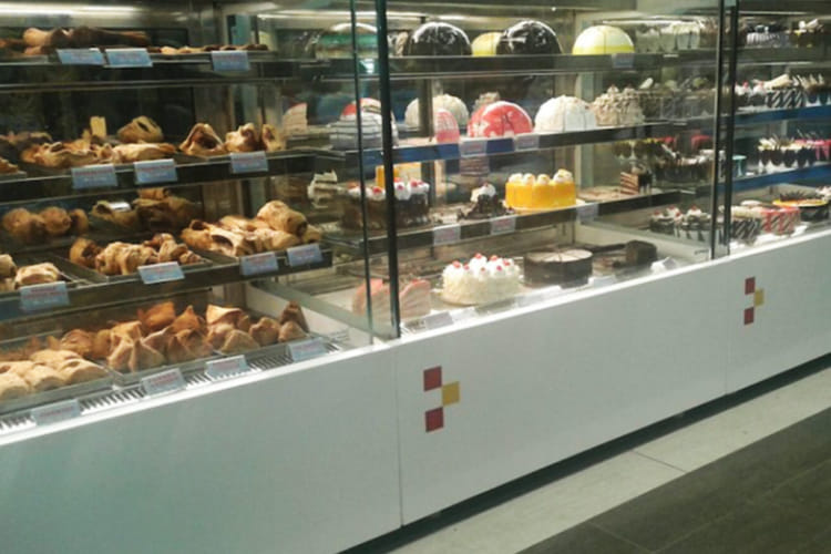 Bakery,Pâtisserie,Delicatessen,Display case,Food,Pastry,Cuisine,Baking,Pączki,Delicacy