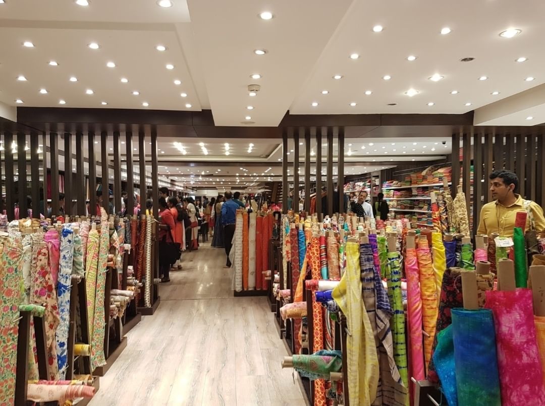 Boutique,Outlet store,Clothing,Retail,Building,Fashion,Textile,Dress,Bazaar,Shopping