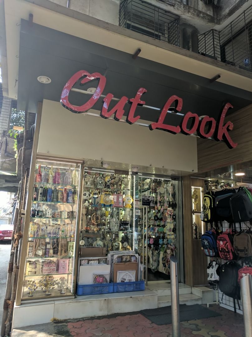 Outlet store,Building,Boutique,Retail,Footwear,Shopping,Display window,Shoe