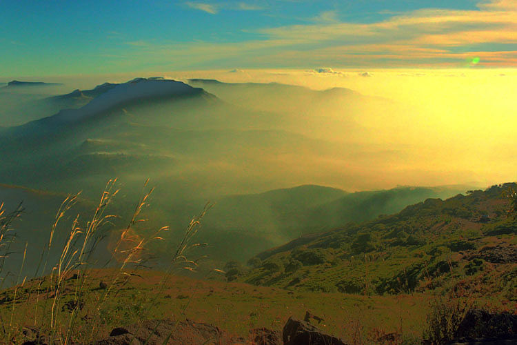 Mountainous landforms,Sky,Nature,Mountain,Hill,Highland,Atmospheric phenomenon,Green,Morning,Hill station