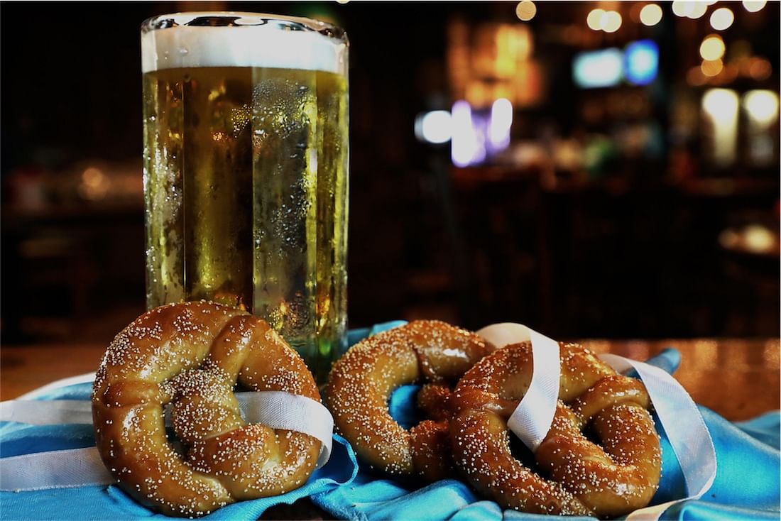 Pretzel,Food,Simit,Dish,Snack,Cuisine,Fried food,Bread,Ingredient,Baked goods