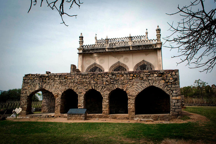 Architecture,Building,Arch,Historic site,Sky,Tree,Estate,Fortification,Caravanserai,Hacienda