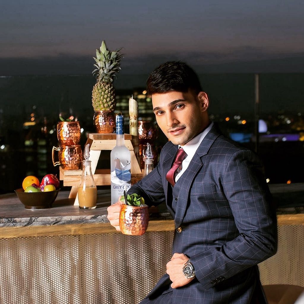 Bartender,Suit,Pineapple,Gentleman,Liqueur,Food,Drink,Plant,Photography,Formal wear