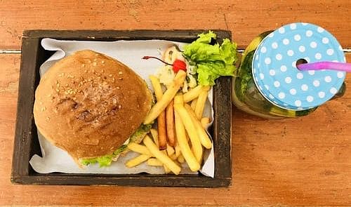 Dish,Food,Fast food,Junk food,Cuisine,Hamburger,Meal,Ingredient,Kids' meal,Bun