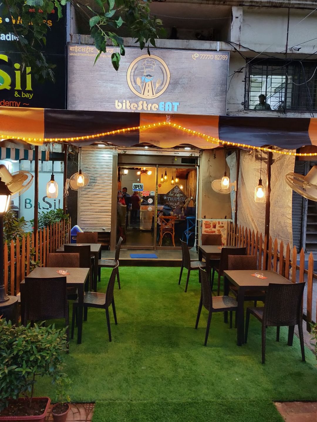 Café,Restaurant,Building,Coffeehouse,Table,Cafeteria,Leisure,House