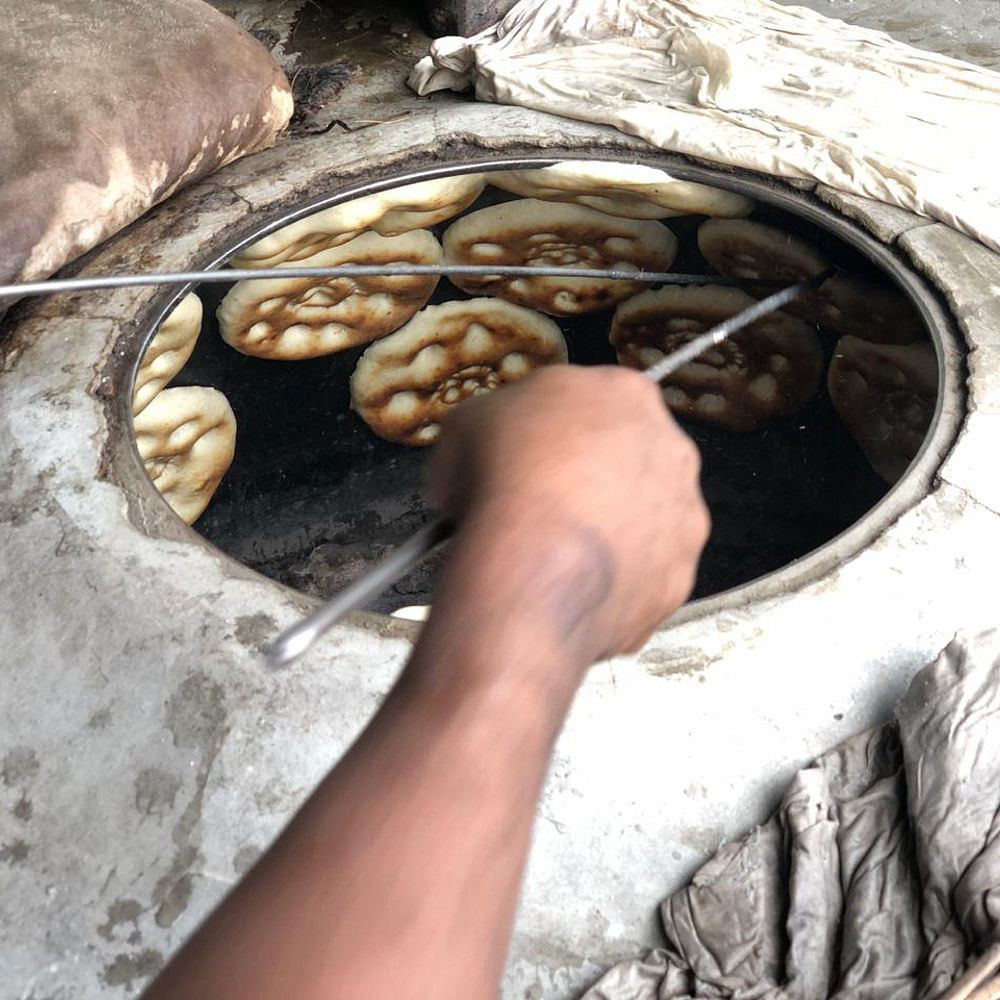 Hand,Food,Tandoor,Dish,Bread,Cuisine