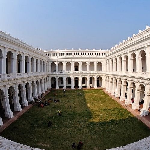 Landmark,Building,Architecture,Courtyard,Historic site,Palace,Classical architecture,Arcade,Ancient roman architecture,Caravanserai