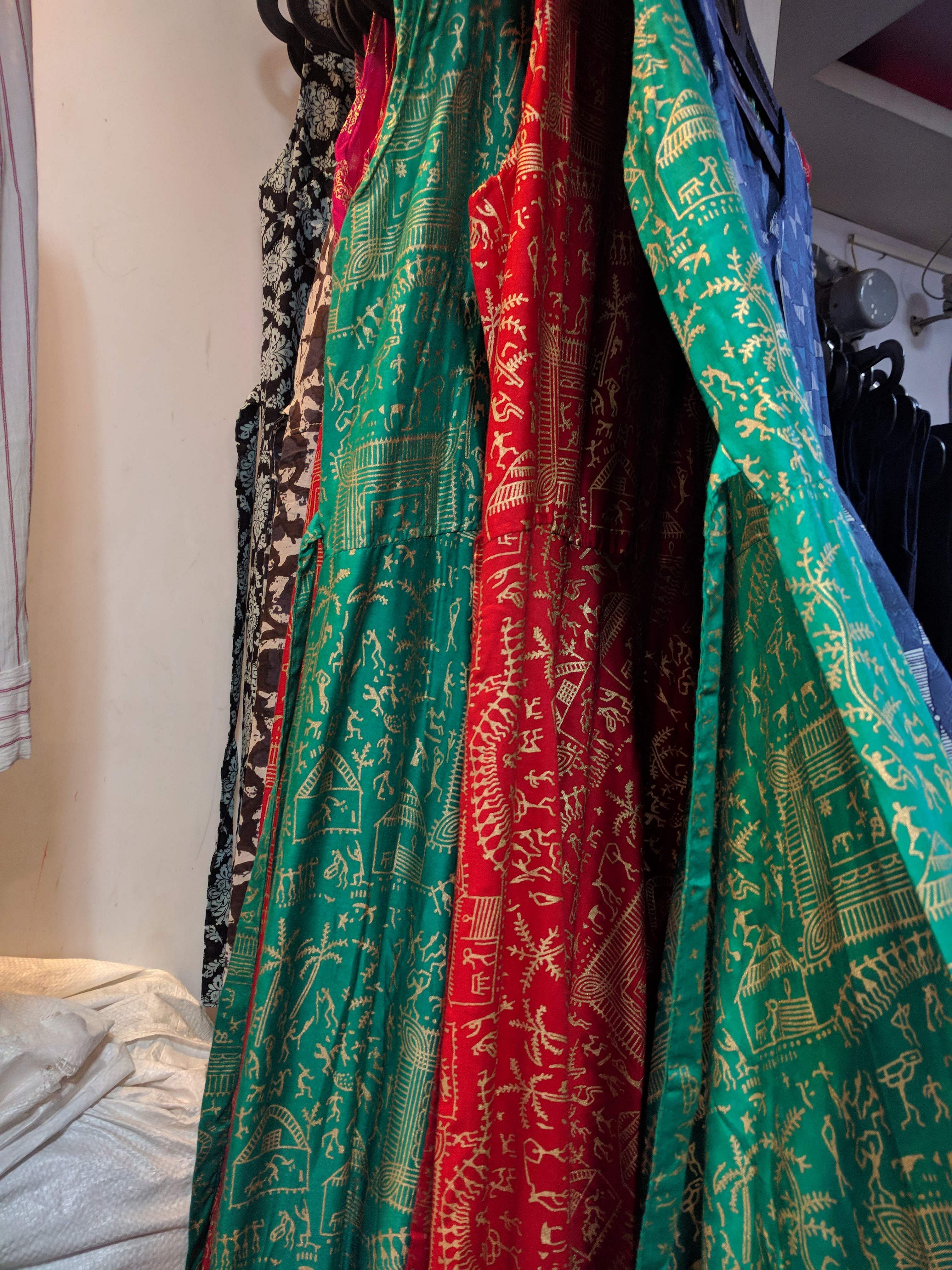 Clothing,Green,Turquoise,Silk,Maroon,Aqua,Textile,Sari,Stole,Formal wear