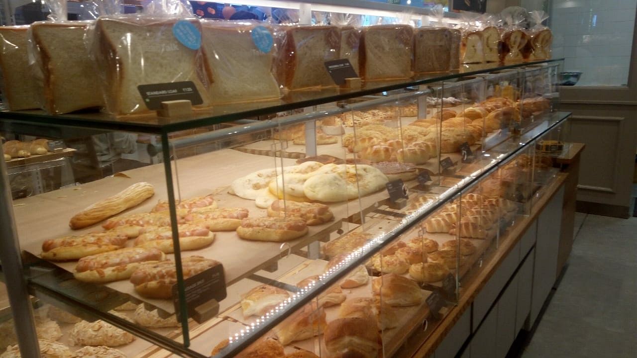 Bakery,Food,Cuisine,Pâtisserie,Display case,Baking,Dish,Business,Pastry,Baked goods