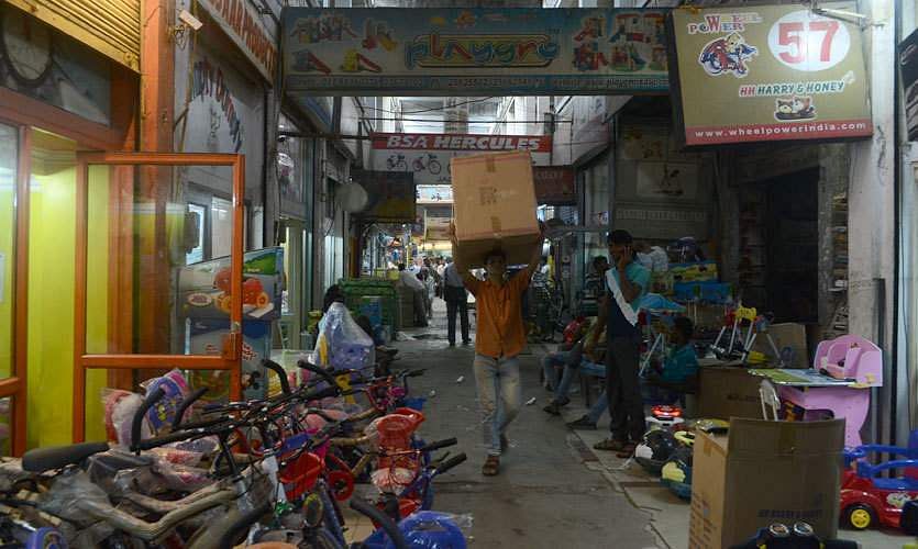 jhandewalan toy market price
