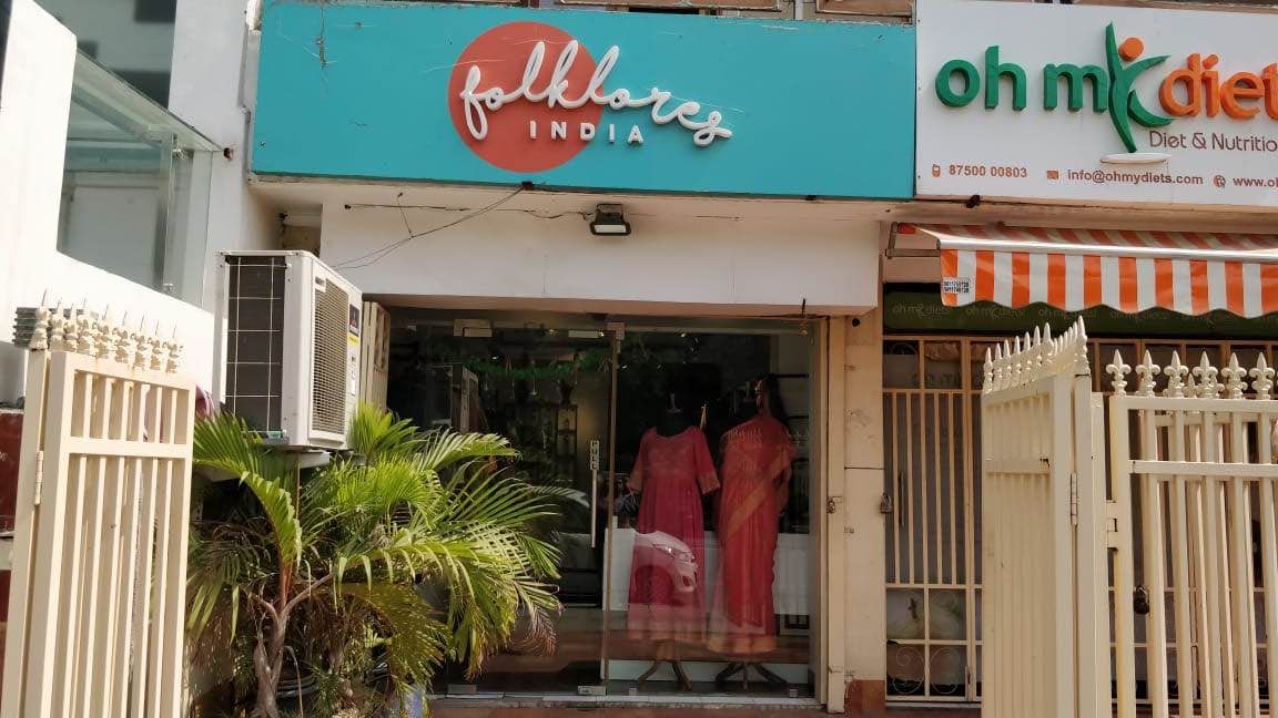 Building,Real estate,Awning,Restaurant