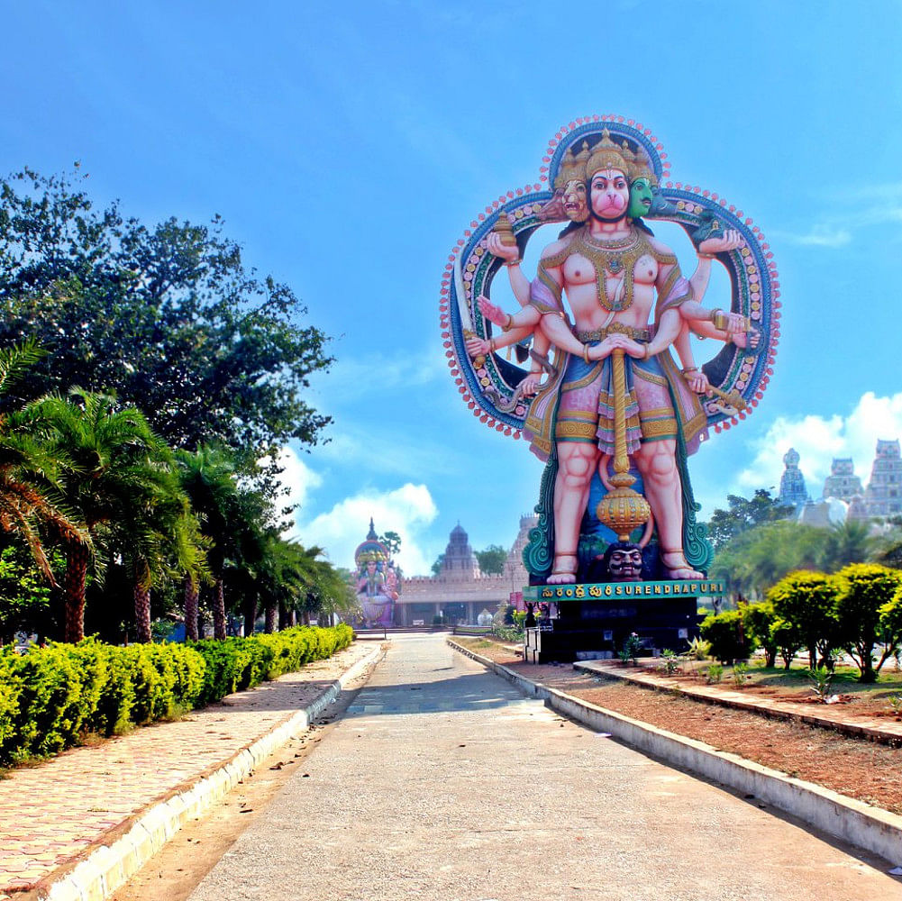 Sky,Landmark,Daytime,Statue,Tree,Architecture,Cloud,Tourism,Botany,Tourist attraction