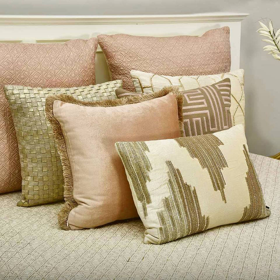 Pillow,Throw pillow,Cushion,Bedding,Furniture,Bed sheet,Product,Duvet cover,Textile,Room