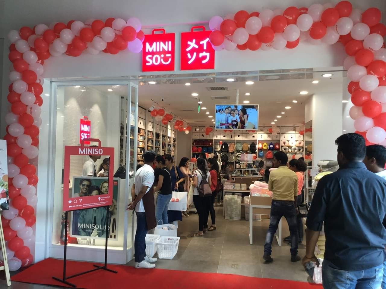 Building,Retail,Outlet store,Trade,Shopping mall,Event,Shopping