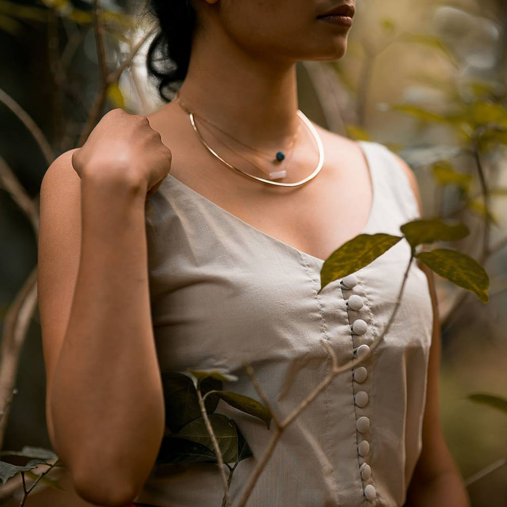 Shoulder,Beauty,Lady,Dress,Arm,Neck,Tree,Joint,Leaf,Photography