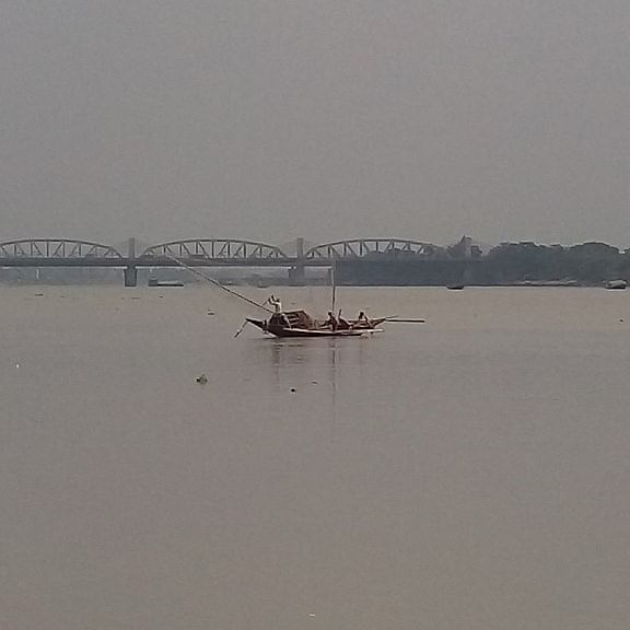 Water transportation,Atmospheric phenomenon,Water,Mode of transport,Calm,Morning,Sky,Vehicle,River,Waterway