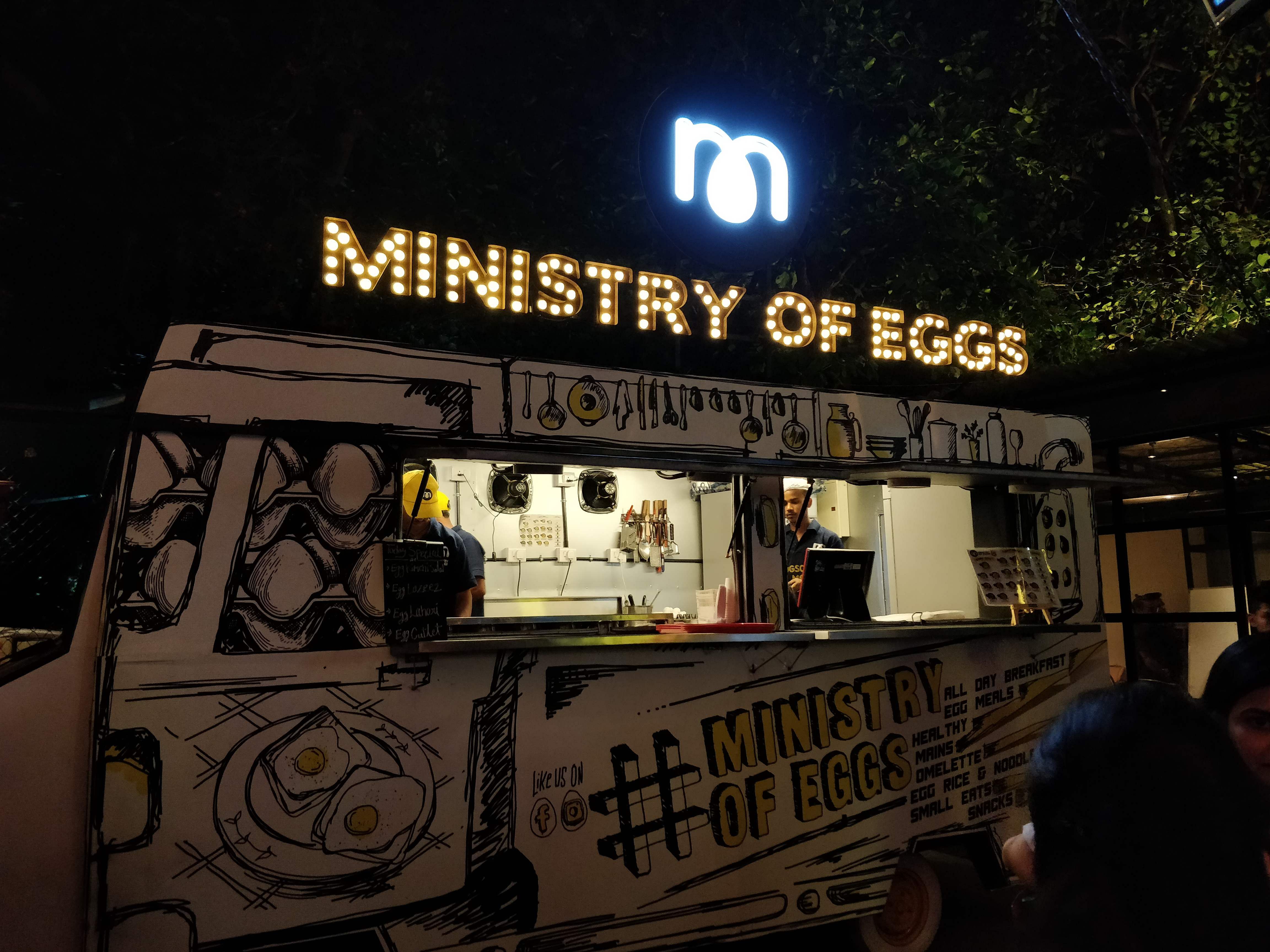 Night,Food truck,Vehicle