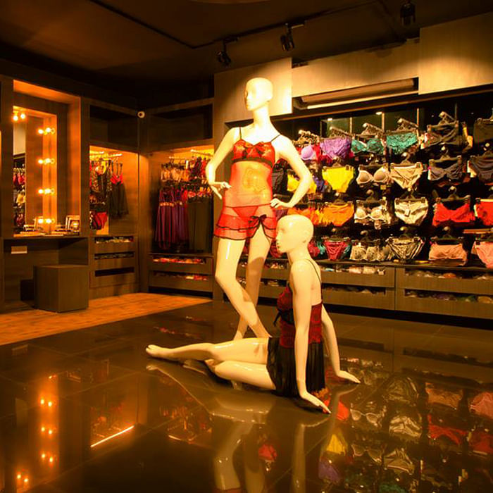 Mannequin,Performance art,Display window,Art,Flesh,Building,Performance