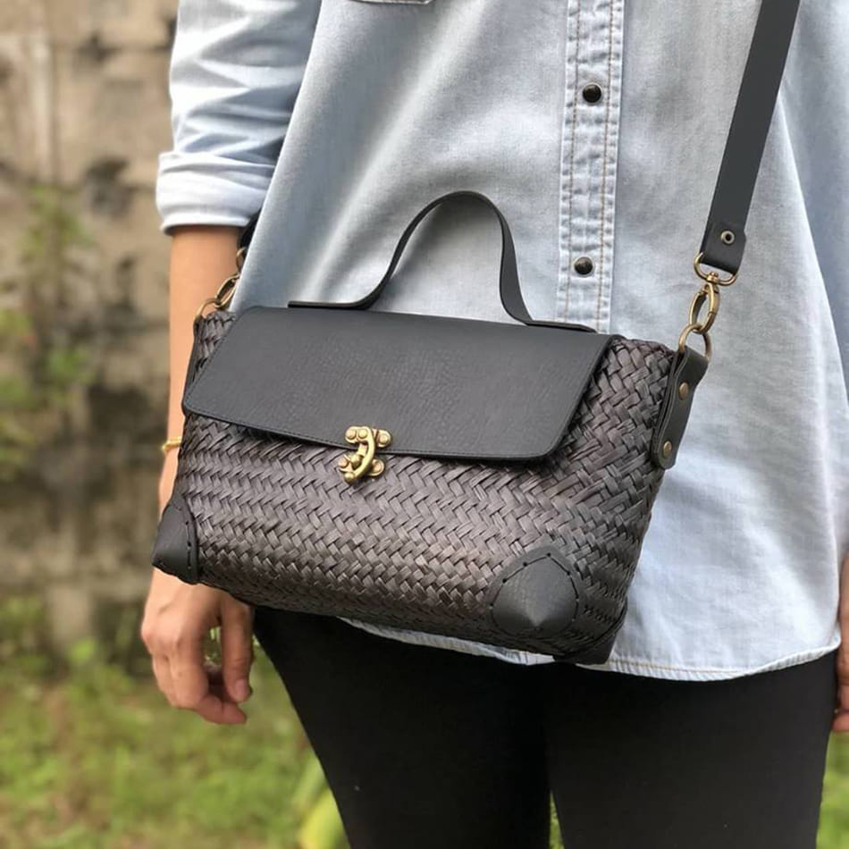 Bag,Shoulder,Messenger bag,Waist,Street fashion,Product,Handbag,Joint,Satchel,Diaper bag