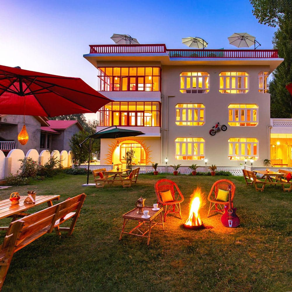 Home,Property,Estate,House,Building,Lighting,Real estate,Mansion,Architecture,Yard