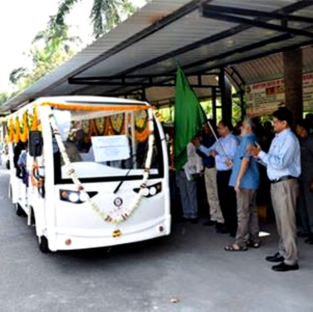 Transport,Motor vehicle,Mode of transport,Vehicle,Bus,Tour bus service,Public transport,Car,Passenger,Airport bus