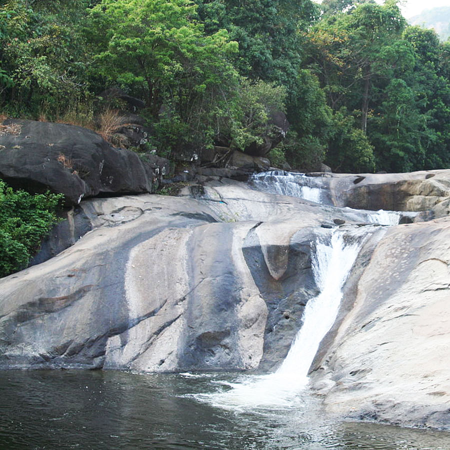 Water resources,Body of water,Waterfall,Water,Nature,Watercourse,Nature reserve,Natural landscape,Vegetation,Rock