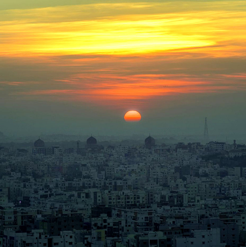 Sky,Horizon,Sunset,Sunrise,Atmospheric phenomenon,Cloud,Evening,Urban area,Daytime,Morning