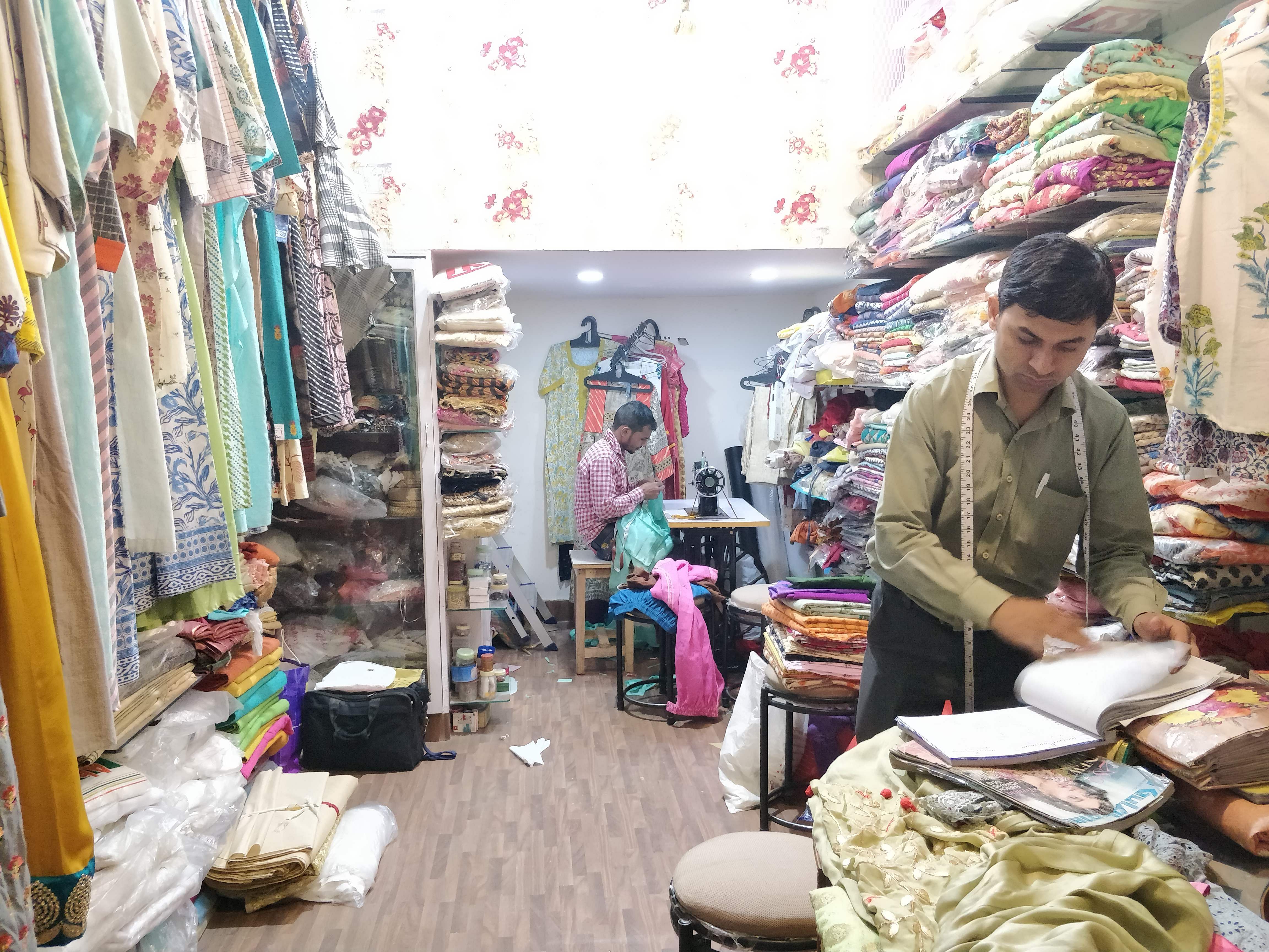 Bazaar,Market,Marketplace,Public space,Selling,Human settlement,Boutique,Shopping,Retail,Textile