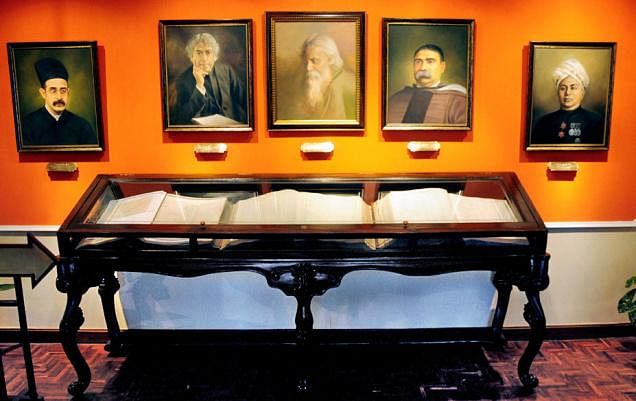 Table,English billiards,Room,Furniture,Museum,Art gallery,Interior design,Recreation room,Tourist attraction,Collection