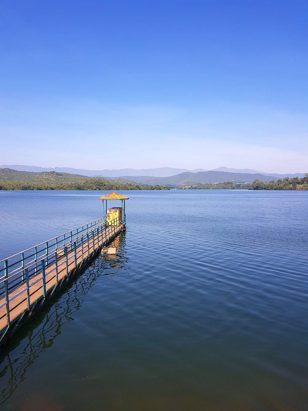 Body of water,Water resources,Water,Sky,Reservoir,Lake,Pier,Blue,River,Horizon