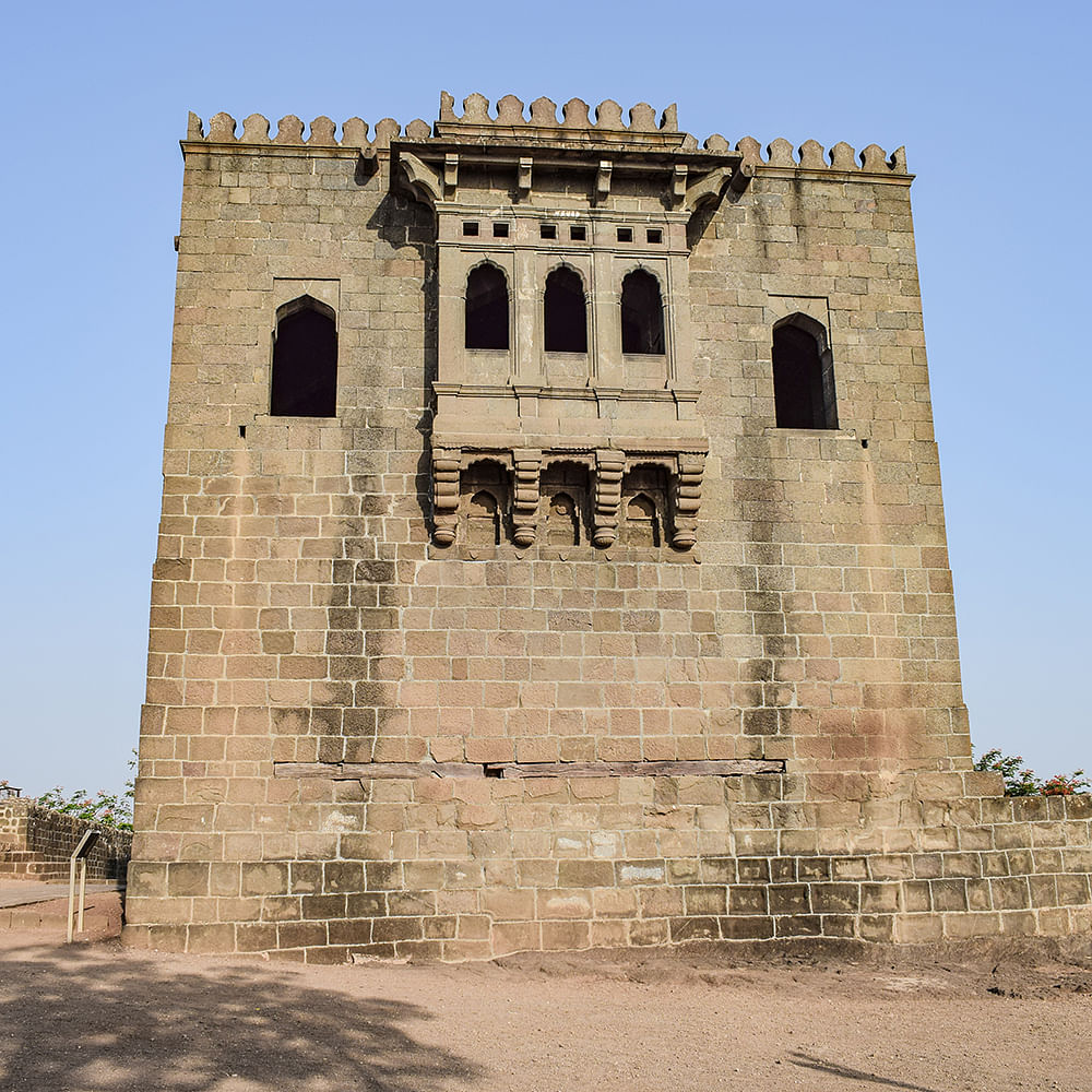 Landmark,Historic site,Architecture,Building,Wall,Fortification,Ancient history,History,Medieval architecture,Sky