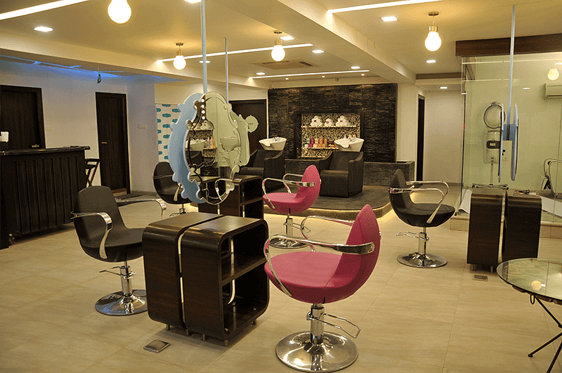 Beauty salon,Interior design,Building,Wine glass,Glass,Salon,Room,Furniture,Stemware,Restaurant