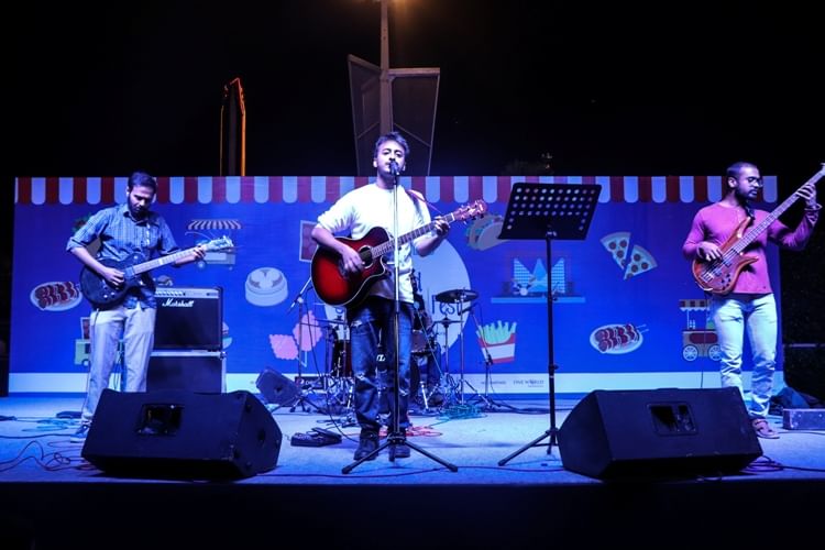 Performance,Entertainment,Concert,Performing arts,Musician,Music,Stage,Public event,Event,Music artist