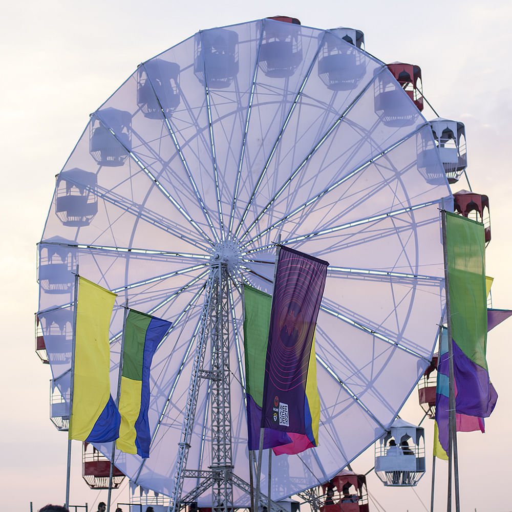 Ferris wheel,Amusement park,Tourist attraction,Recreation,Amusement ride,Sky,Fair,Fun,Wheel,Nonbuilding structure